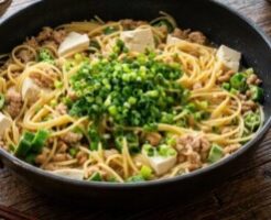ぺこもぐキッチンのレシピ・納豆とオクラの和風あんかけワンパンパスタ