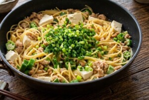 ぺこもぐキッチンのレシピ・納豆とオクラの和風あんかけワンパンパスタ