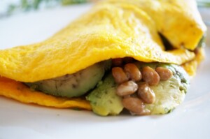 なないろ日和のレシピ・納豆アボカドオムレツ
