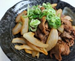 DAIGOも台所のレシピ・牛肉と新玉ねぎの黒こしょう炒め