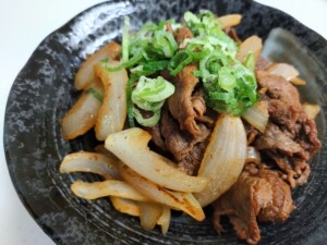 DAIGOも台所のレシピ・牛肉と新玉ねぎの黒こしょう炒め
