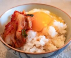 ラヴィットのレシピ・焦がしバター卵かけ～梅きゅうを添えて