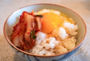 ラヴィットのレシピ・焦がしバター卵かけ～梅きゅうを添えて