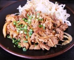 滝沢カレン&和田明日香のフィーリンきっちんのレシピ・新玉ねぎのやわらかしょうが焼き～紅しょうが添え