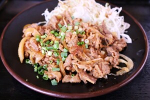 滝沢カレン&和田明日香のフィーリンきっちんのレシピ・新玉ねぎのやわらかしょうが焼き～紅しょうが添え