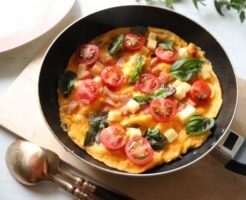 キューピー3分クッキングのレシピ・ベーコンとほうれん草のオープンオムレツ