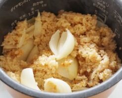 滝沢カレン&和田明日香のフィーリンきっちんのレシピ・新玉ねぎ丸ごと炊き込みご飯