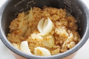 滝沢カレン&和田明日香のフィーリンきっちんのレシピ・新玉ねぎ丸ごと炊き込みご飯