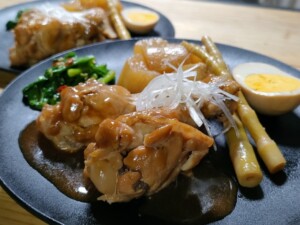 なないろ日和のレシピ・皮パリ鶏ももとタケノコのさっぱりバターポン酢焼き