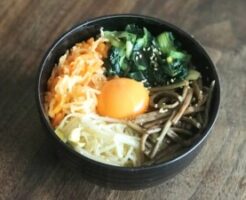 どさんこワイド179のレシピ・ニラとニンジンのナムル丼
