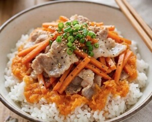 ぺこもぐキッチンのレシピ・にんじんと豚肉の炒め丼 にんじんソース