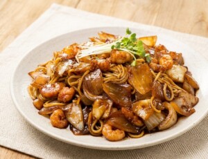 滝沢カレン&和田明日香のフィーリンきっちんのレシピ・新玉ねぎとエビのジャージャー麺