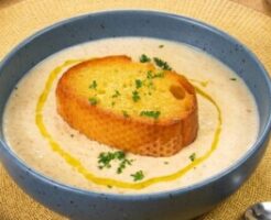 ぺこもぐキッチンのレシピ・生ハムとオニオンクリームソース パンソテー添え