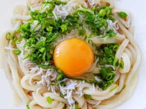 相葉マナブのレシピ・黒酢としらすの釜玉うどん