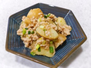 食卓のひみつのレシピ・新ジャガのそぼろ煮