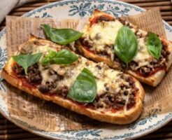 きょうの料理のレシピ・ひき肉ときのこのフランスパンピザ