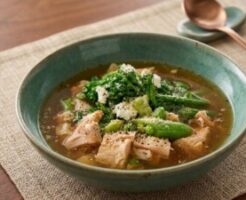 沸騰ワード10のレシピ・オニオンチキンスープ 春野菜添え