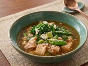 沸騰ワード10のレシピ・オニオンチキンスープ 春野菜添え