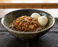 滝沢カレン&和田明日香のフィーリンきっちんのレシピ・キムチめかぶ納豆ゆで卵そば
