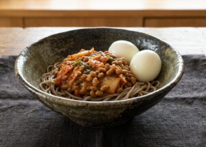 滝沢カレン&和田明日香のフィーリンきっちんのレシピ・キムチめかぶ納豆ゆで卵そば