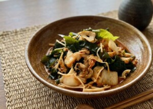 どさんこワイド179のレシピ・ワカメとエノキのキムチ炒め