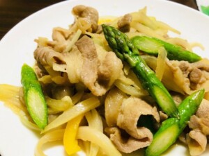 キューピー3分クッキングのレシピ・新玉ねぎとアスパラの豚こま炒め