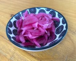 ミキティダイニングのレシピ・赤玉ねぎの酢漬け