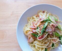 キューピー3分クッキングのレシピ・アスパラとベーコンのワンポットパスタ