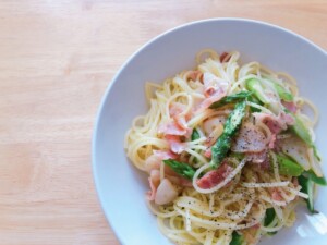 キューピー3分クッキングのレシピ・アスパラとベーコンのワンポットパスタ