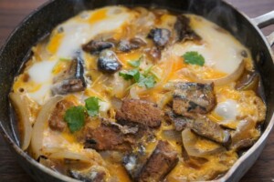 きょうの料理ビギナーズのレシピ・さんま缶とたまねぎの卵とじ