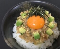 滝沢カレン&和田明日香のフィーリンきっちんのレシピ・アボカドとアジのなめろう丼