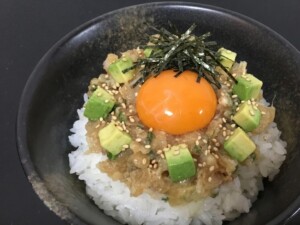 滝沢カレン&和田明日香のフィーリンきっちんのレシピ・アボカドとアジのなめろう丼