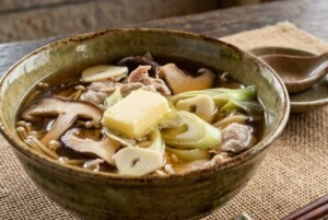 どさんこワイド179のレシピ・キノコと豚肉のニンニクスープ