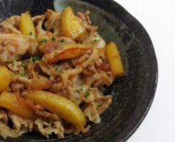 キューピー3分クッキングのレシピ・冷凍ポテトと豚こまのガーリックソテー