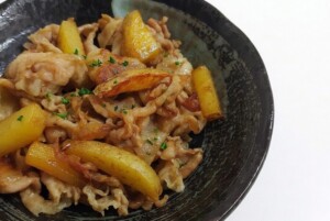 キューピー3分クッキングのレシピ・冷凍ポテトと豚こまのガーリックソテー
