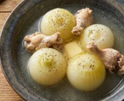 DayDay(デイデイ)のレシピ・新玉ねぎと鳥手羽の洋風バター煮込み