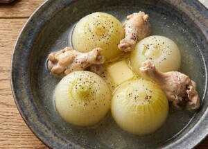DayDay(デイデイ)のレシピ・新玉ねぎと鳥手羽の洋風バター煮込み