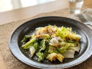 滝沢カレン&和田明日香のフィーリンきっちんのレシピ・焼きレタスのアンチョビサラダ