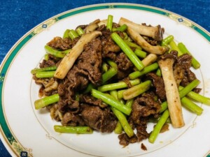 キューピー3分クッキングのレシピ・牛こまとにんにくの芽のオイスター炒め