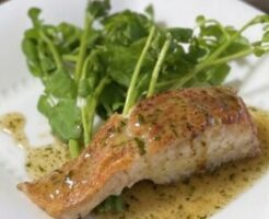 ぺこもぐキッチンのレシピ・白身魚のポワレ 海苔の佃煮ソース