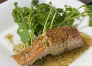 ぺこもぐキッチンのレシピ・白身魚のポワレ 海苔の佃煮ソース