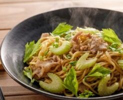 キューピー3分クッキングのレシピ・豚バラとセロリのしょうゆ焼きそば