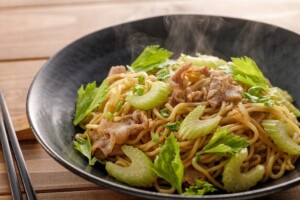 キューピー3分クッキングのレシピ・豚バラとセロリのしょうゆ焼きそば