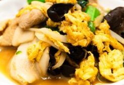 ミキティダイニングのレシピ・チンゲンサイと卵ときくらげの炒め物