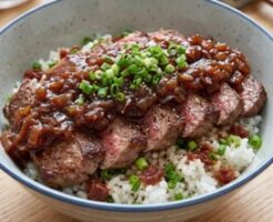 ぺこもぐキッチンのレシピ・シャリアピンステーキ丼