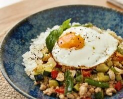 滝沢カレン&和田明日香のフィーリンきっちんのレシピ・ズッキーニと夏野菜のガパオ