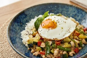 滝沢カレン&和田明日香のフィーリンきっちんのレシピ・ズッキーニと夏野菜のガパオ