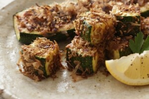 食卓のひみつのレシピ・ズッキーニのおかか焼き