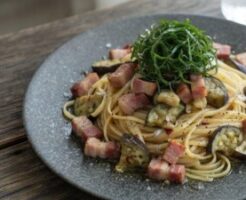 滝沢カレン&和田明日香のフィーリンきっちんのレシピ・ナスベーコンしらす大葉ペペロンチーノ