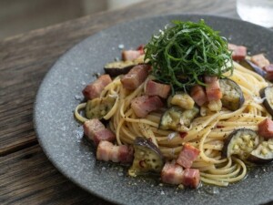 滝沢カレン&和田明日香のフィーリンきっちんのレシピ・ナスベーコンしらす大葉ペペロンチーノ
